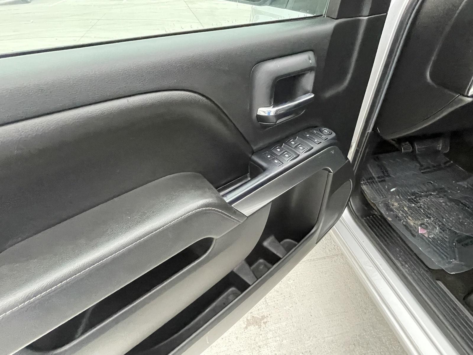 Vehicle photo 12