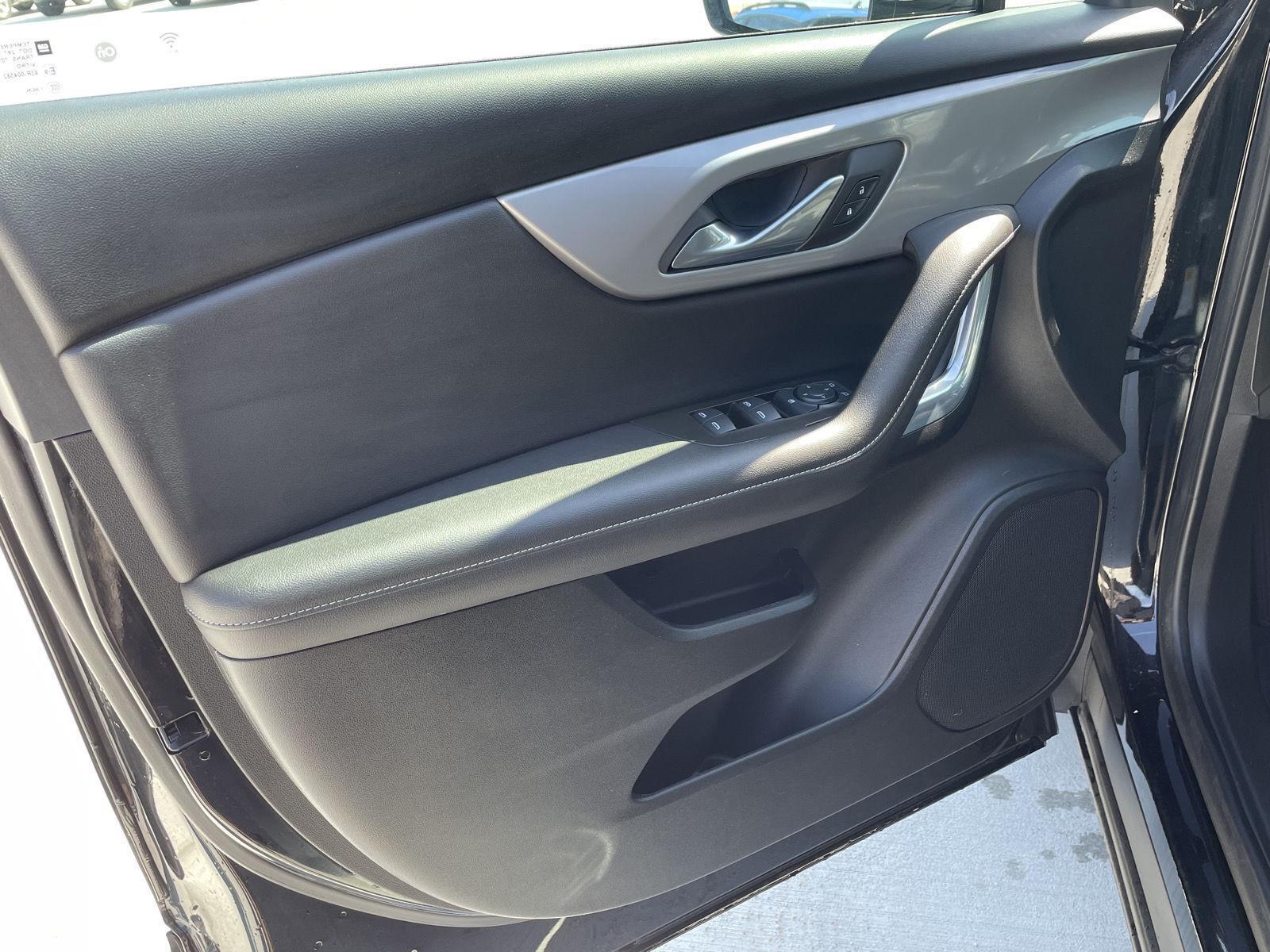Vehicle photo 12