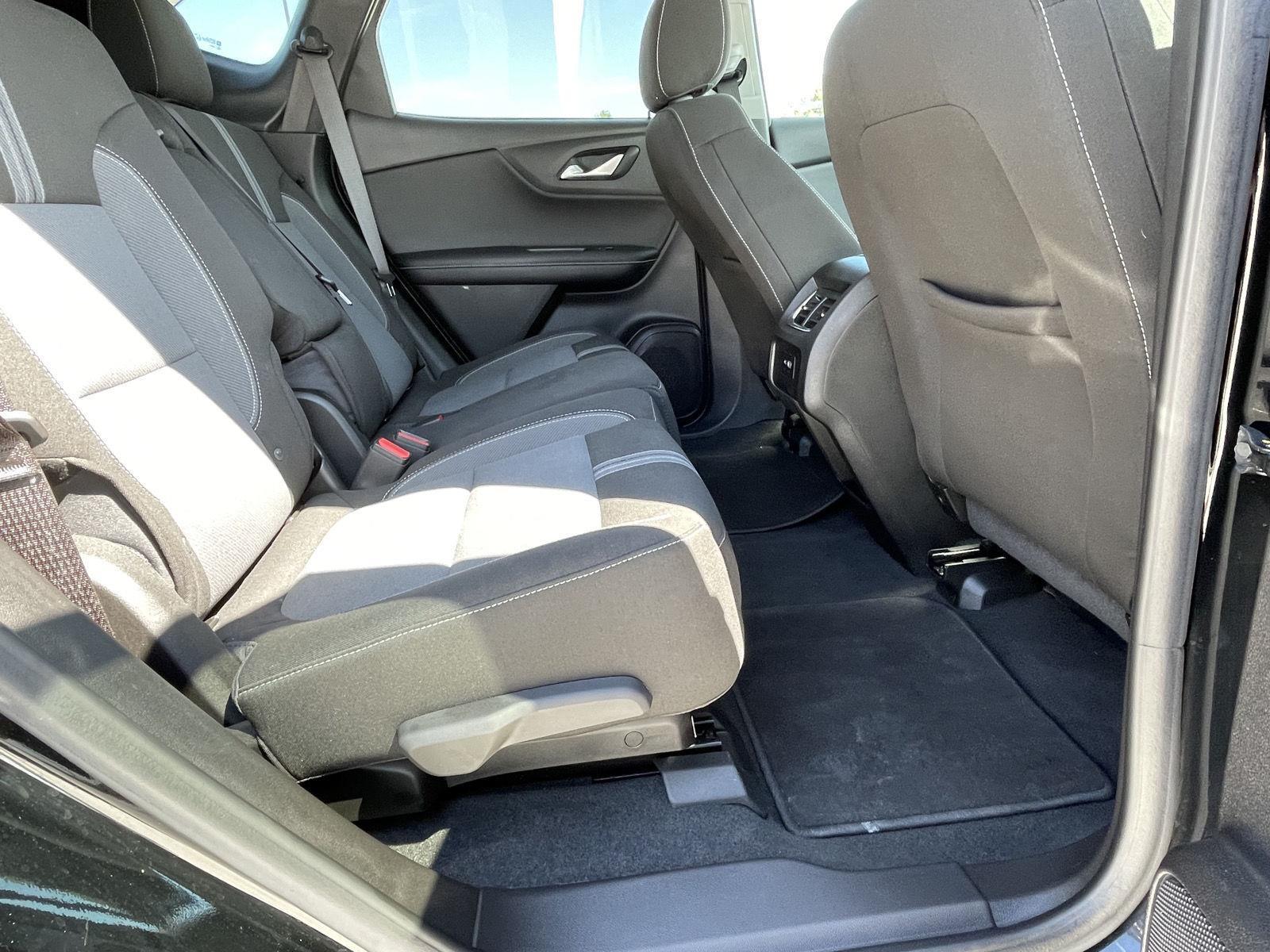 Vehicle photo 17