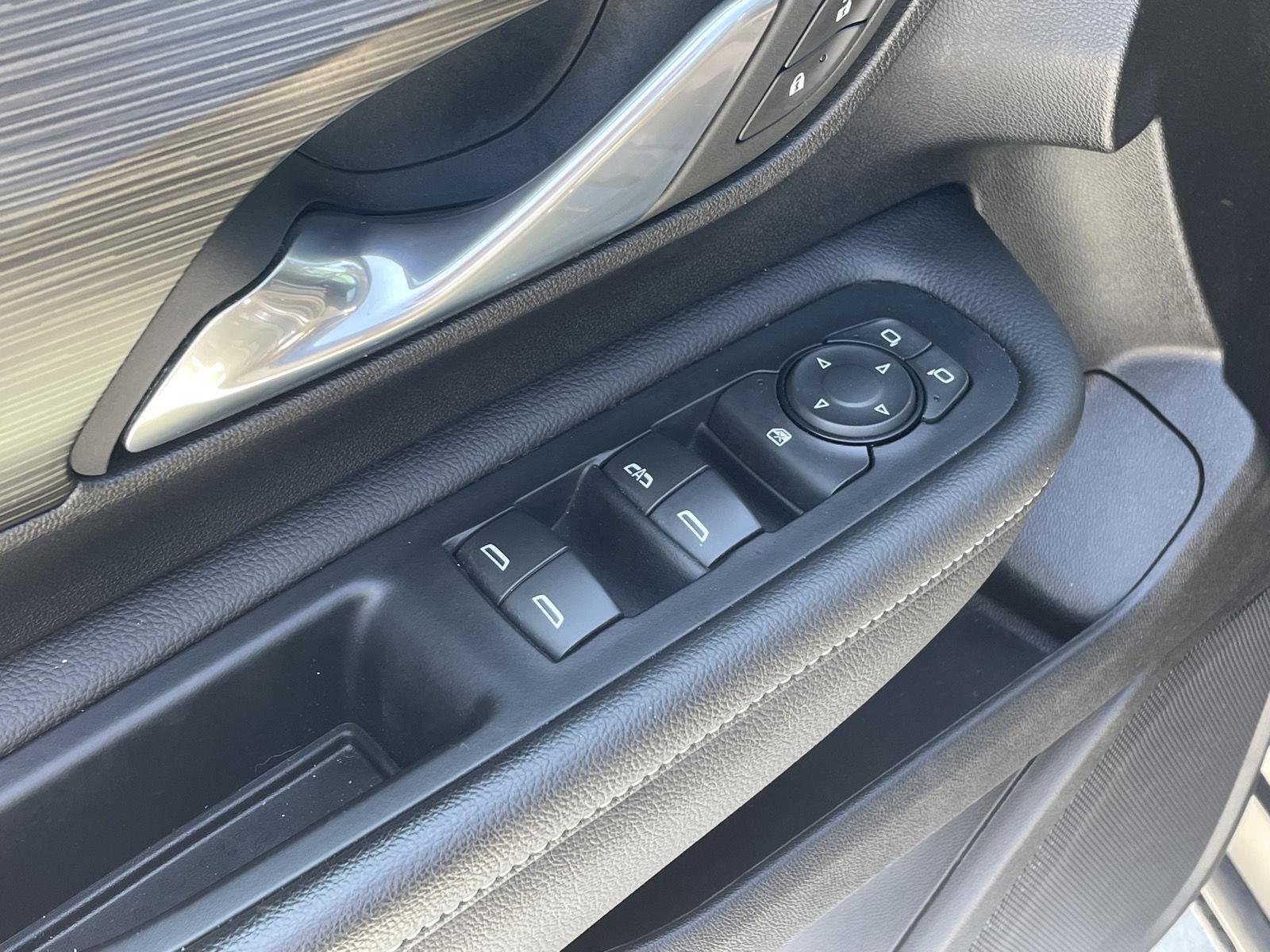 Vehicle photo 12