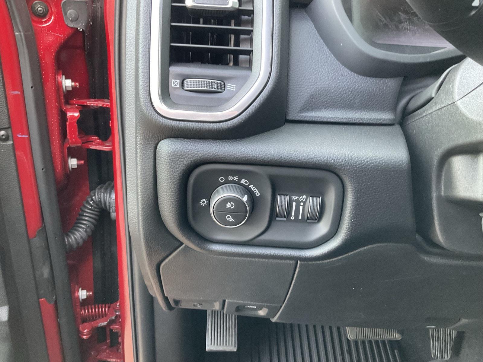Vehicle photo 13