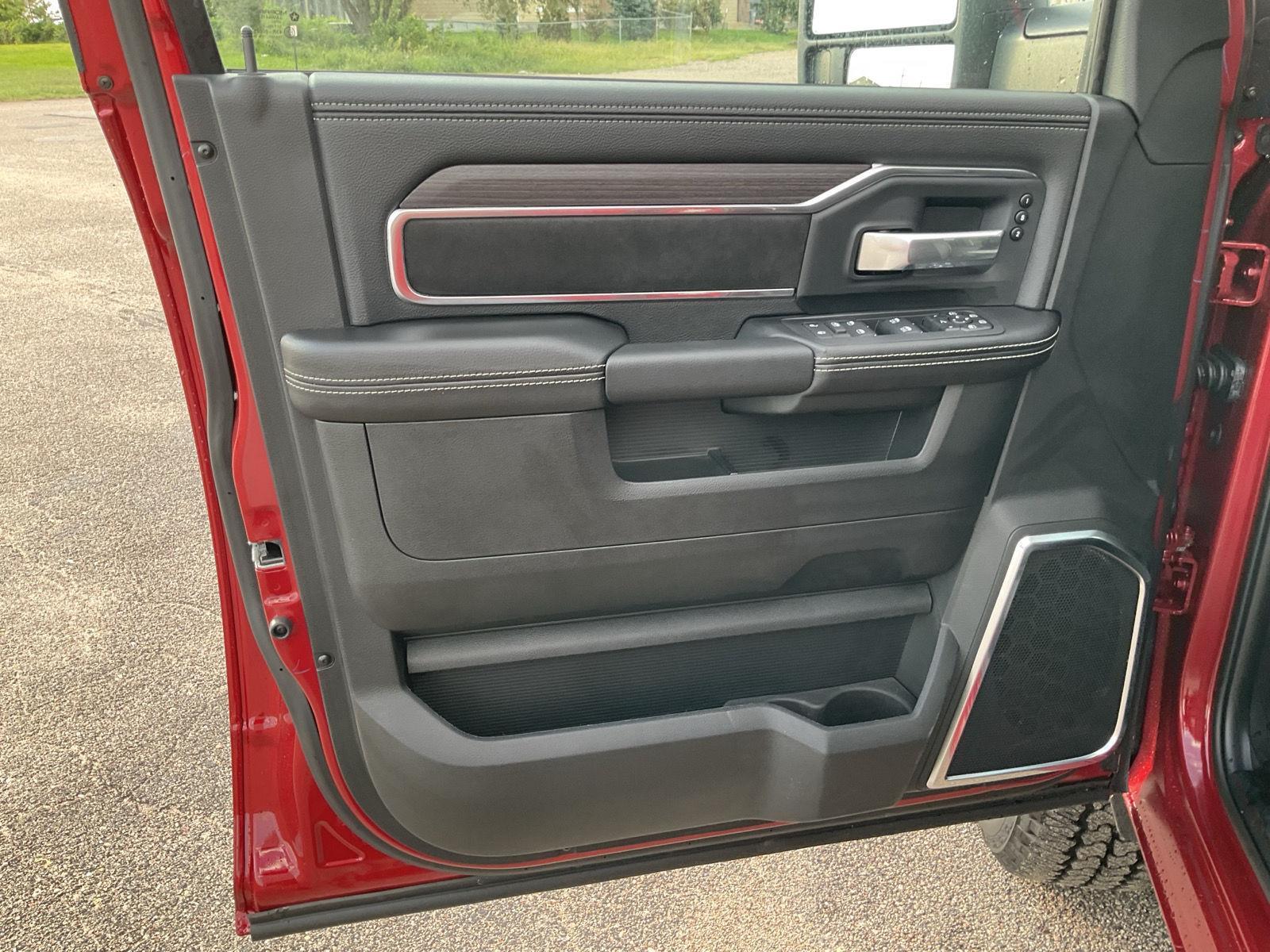 Vehicle photo 14