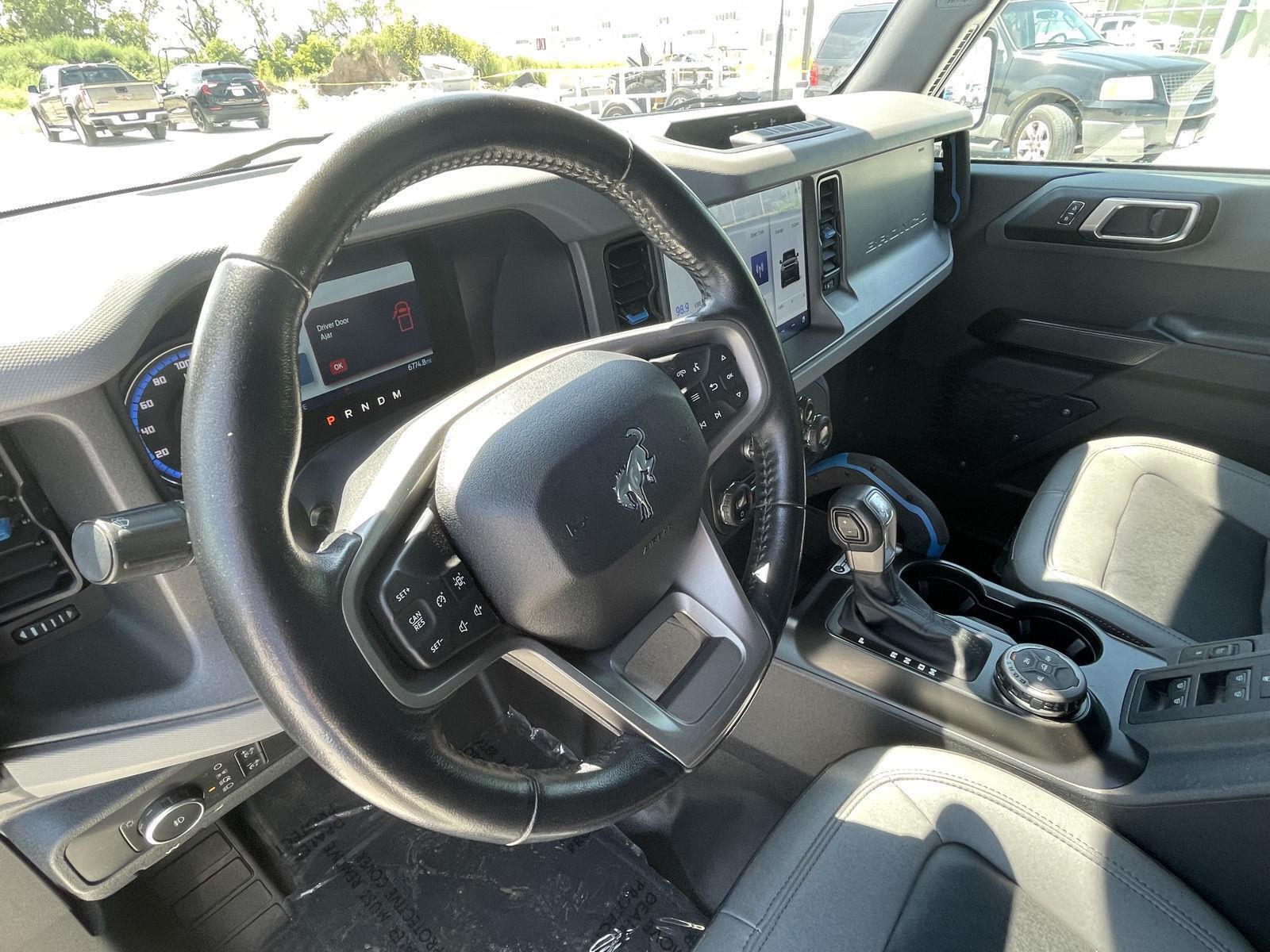 Vehicle photo 13