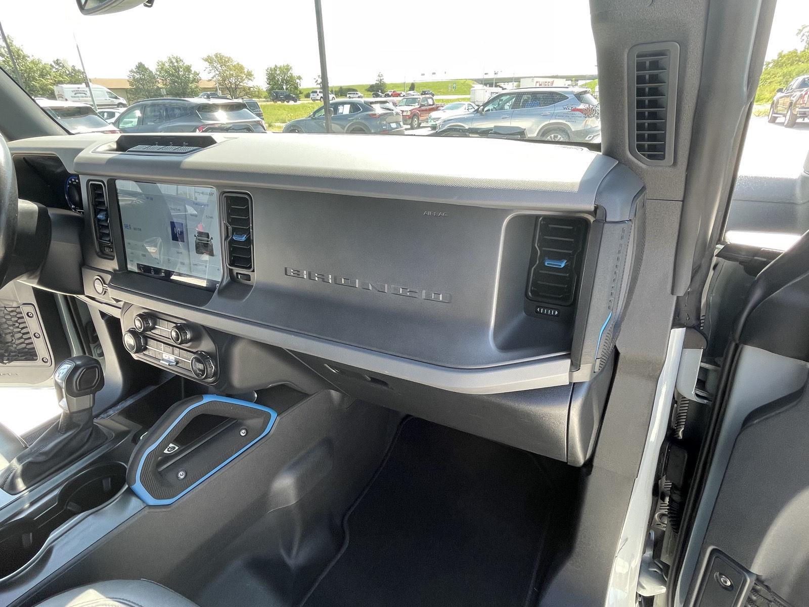 Vehicle photo 18
