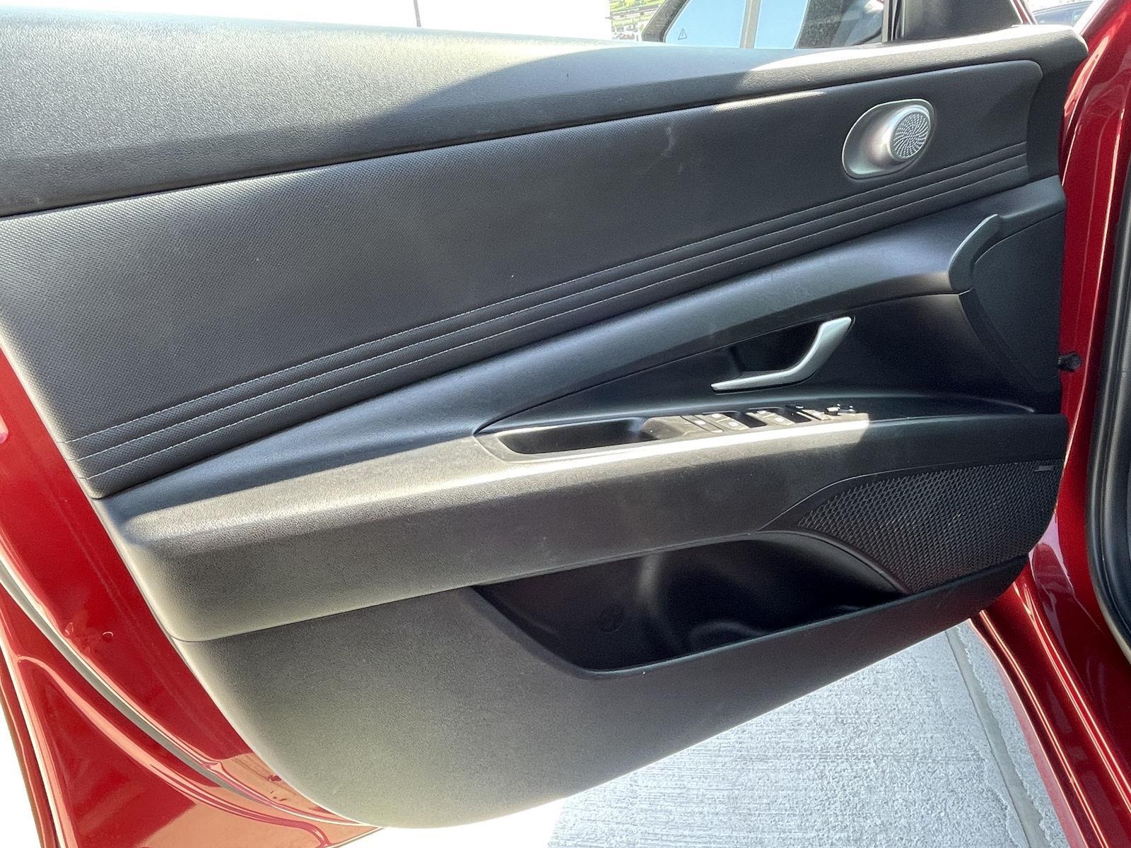 Vehicle photo 12
