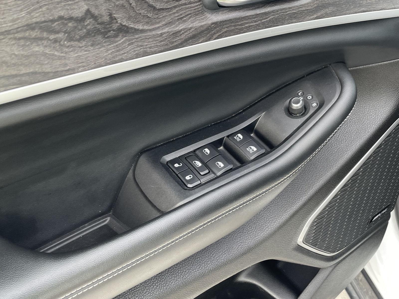 Vehicle photo 10