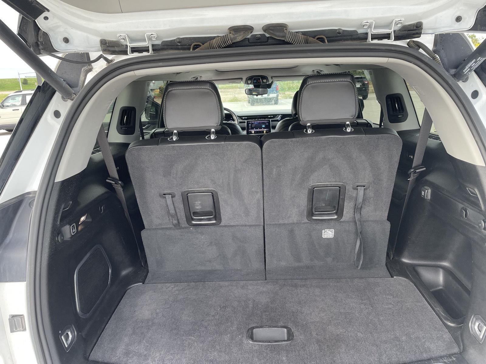 Vehicle photo 17
