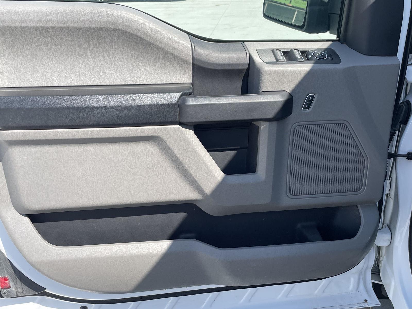 Vehicle photo 12