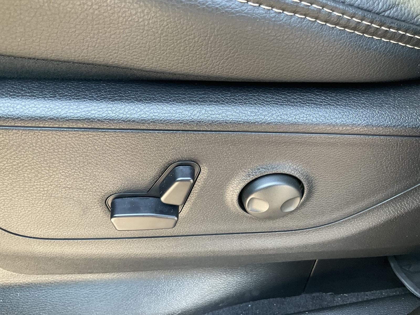Vehicle photo 12