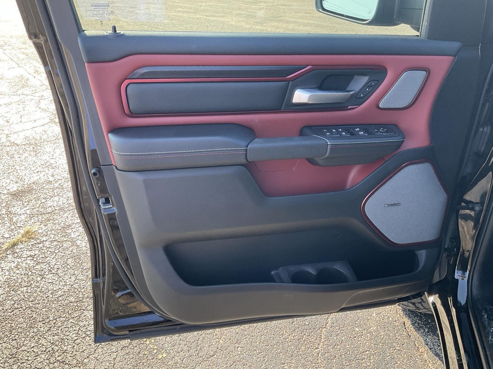 Vehicle photo 16
