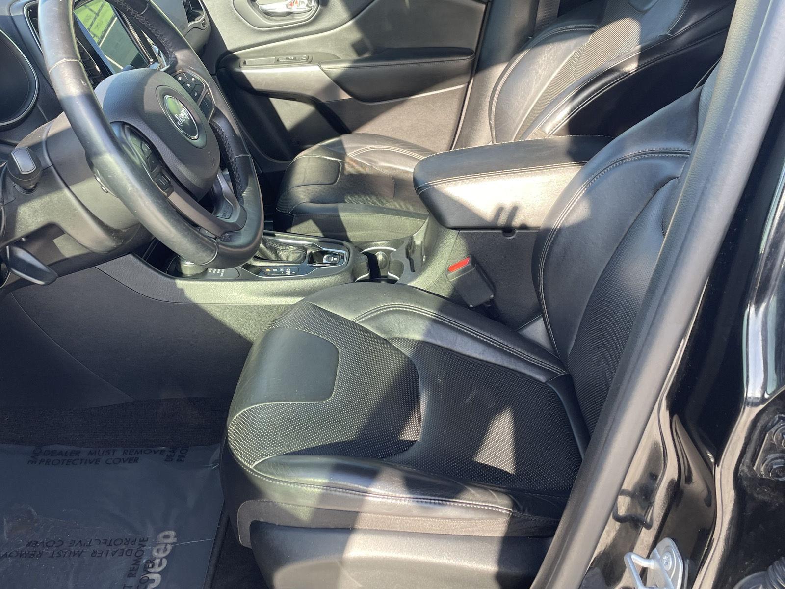 Vehicle photo 12