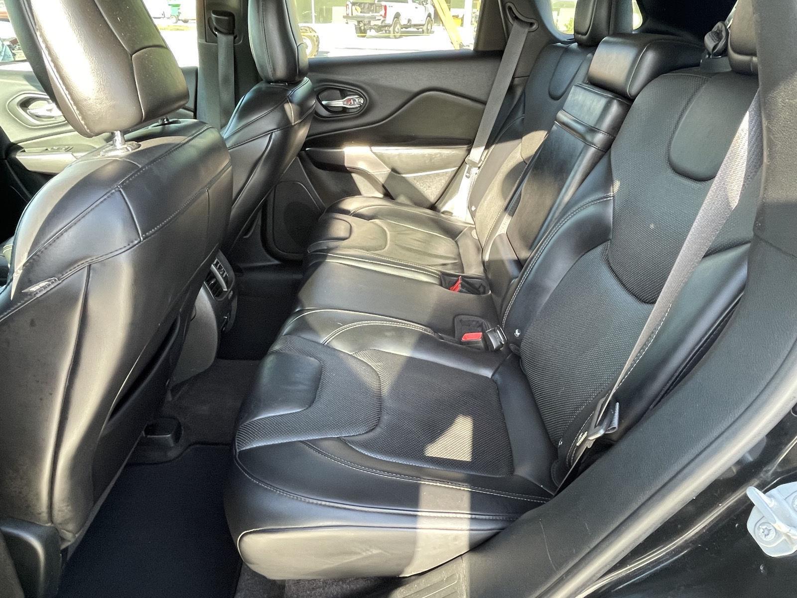 Vehicle photo 14