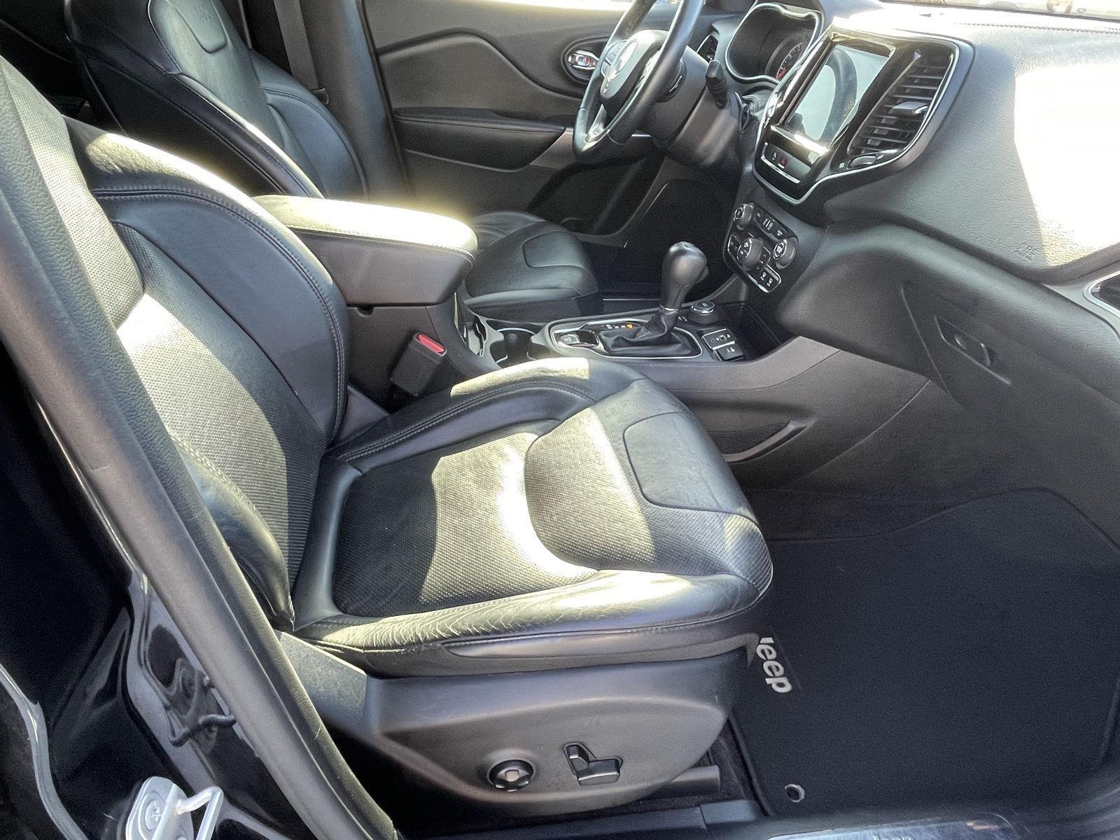 Vehicle photo 17