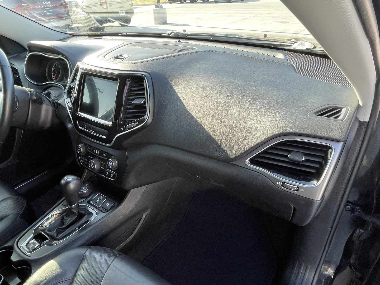 Vehicle photo 18