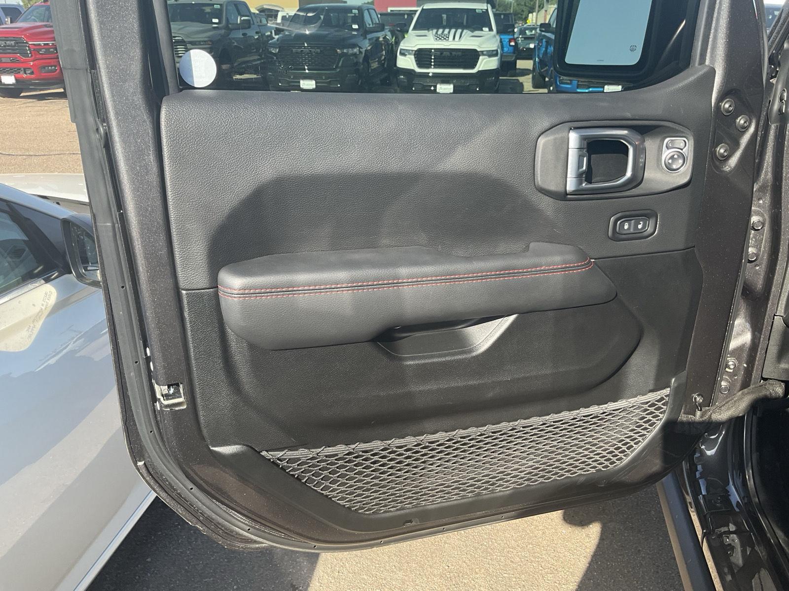 Vehicle photo 13