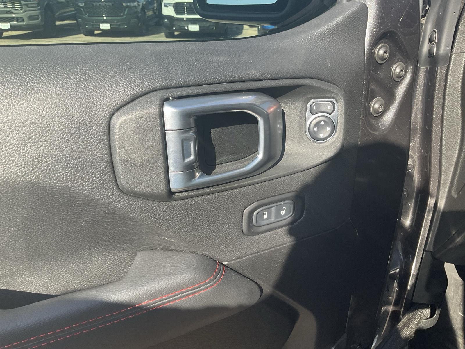 Vehicle photo 14