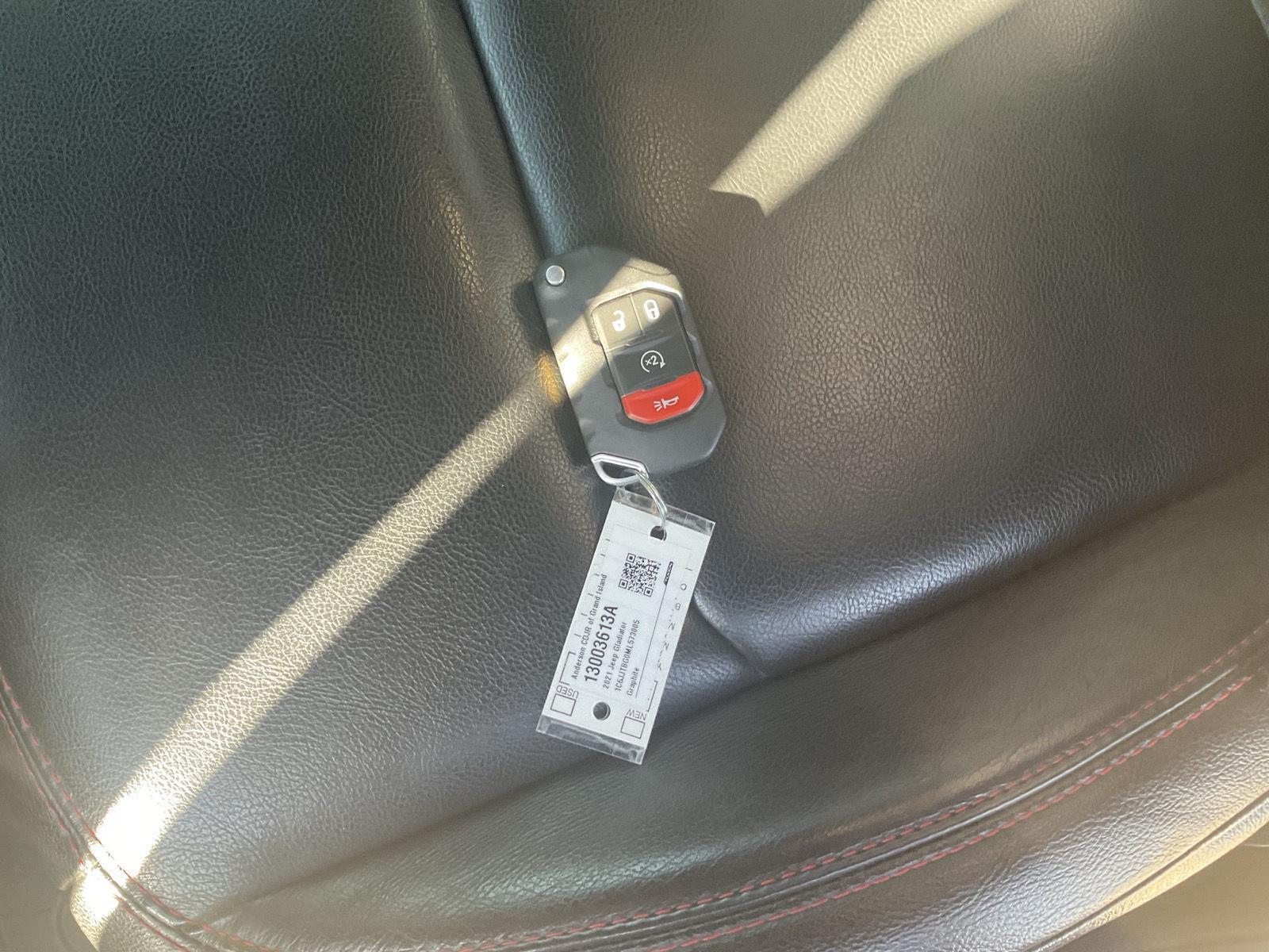Vehicle photo 23