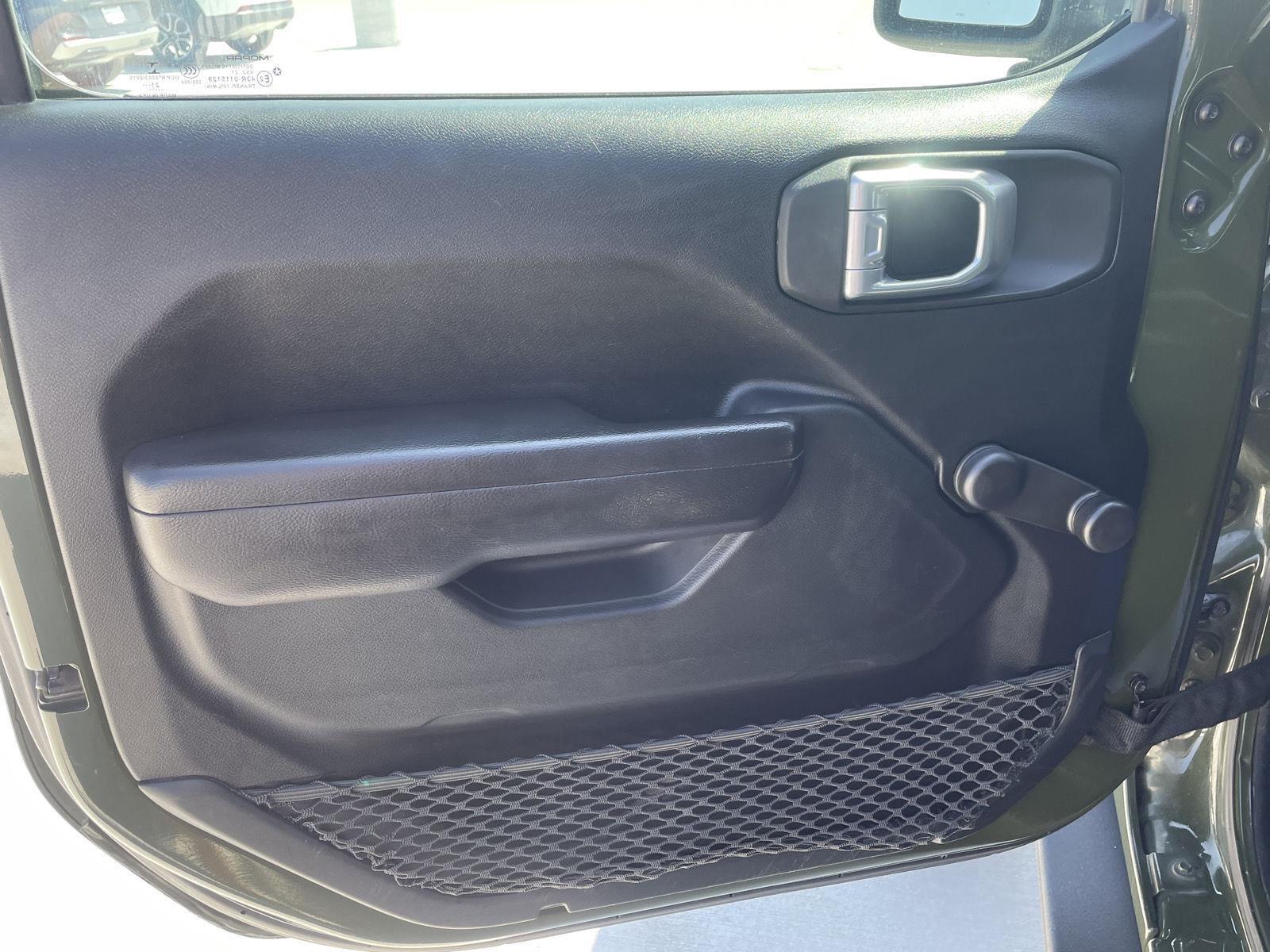 Vehicle photo 12