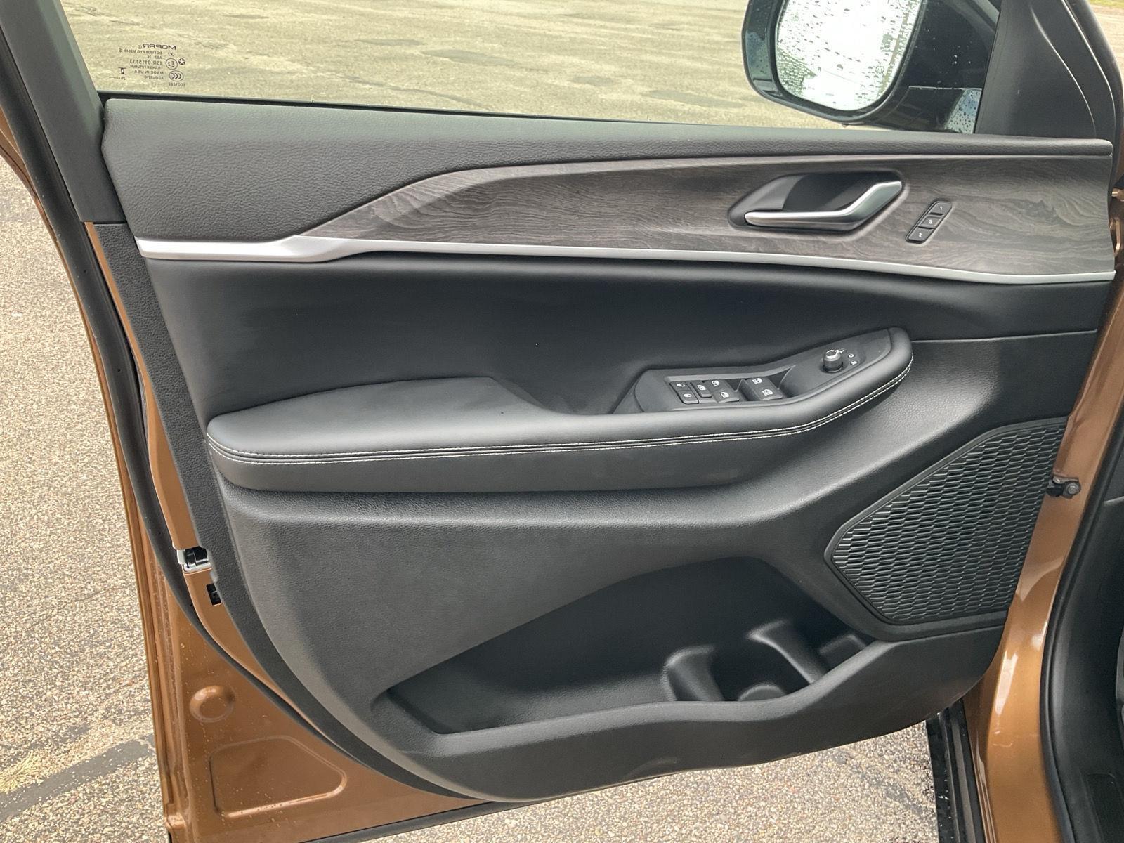 Vehicle photo 12