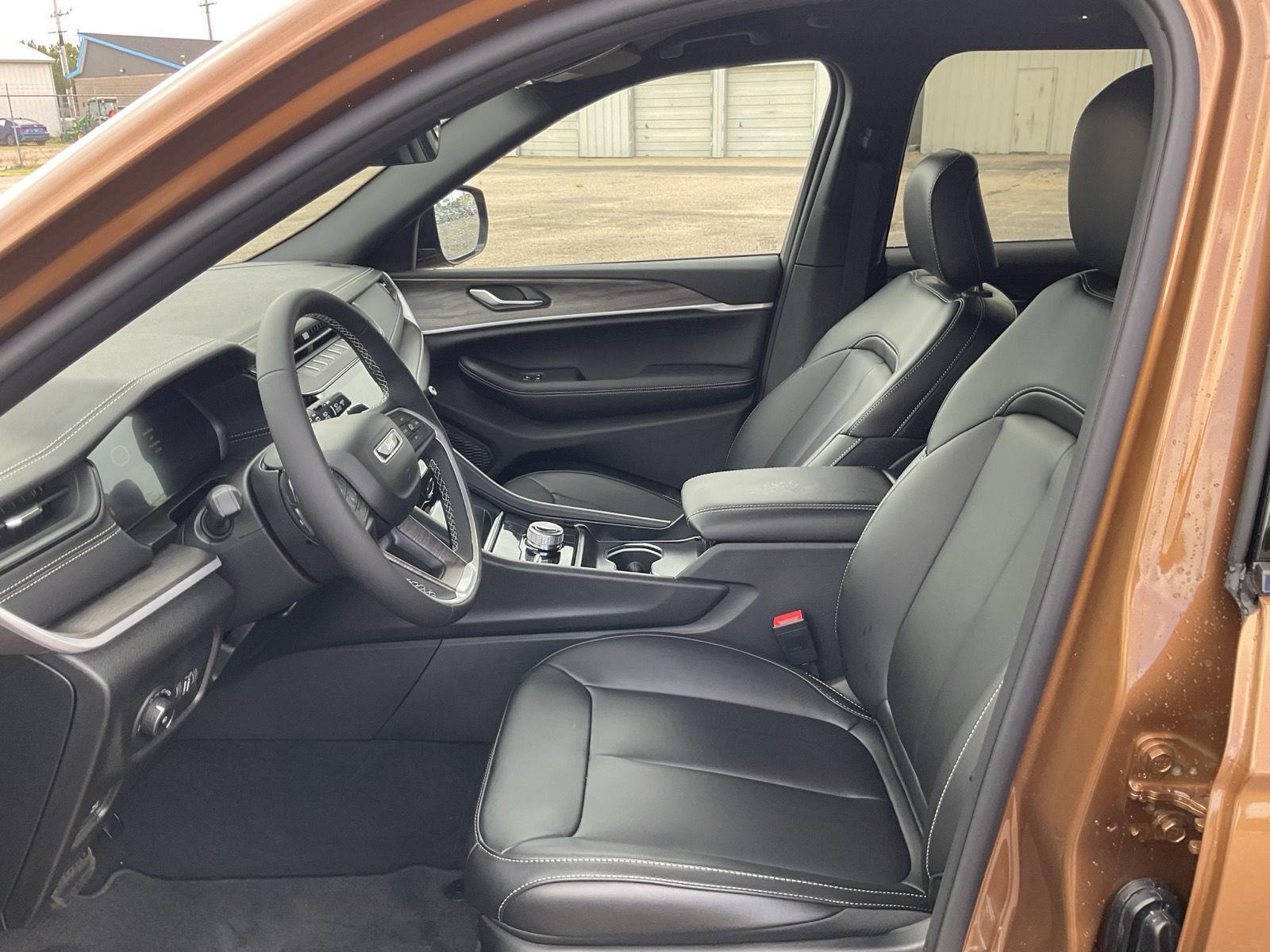 Vehicle photo 13