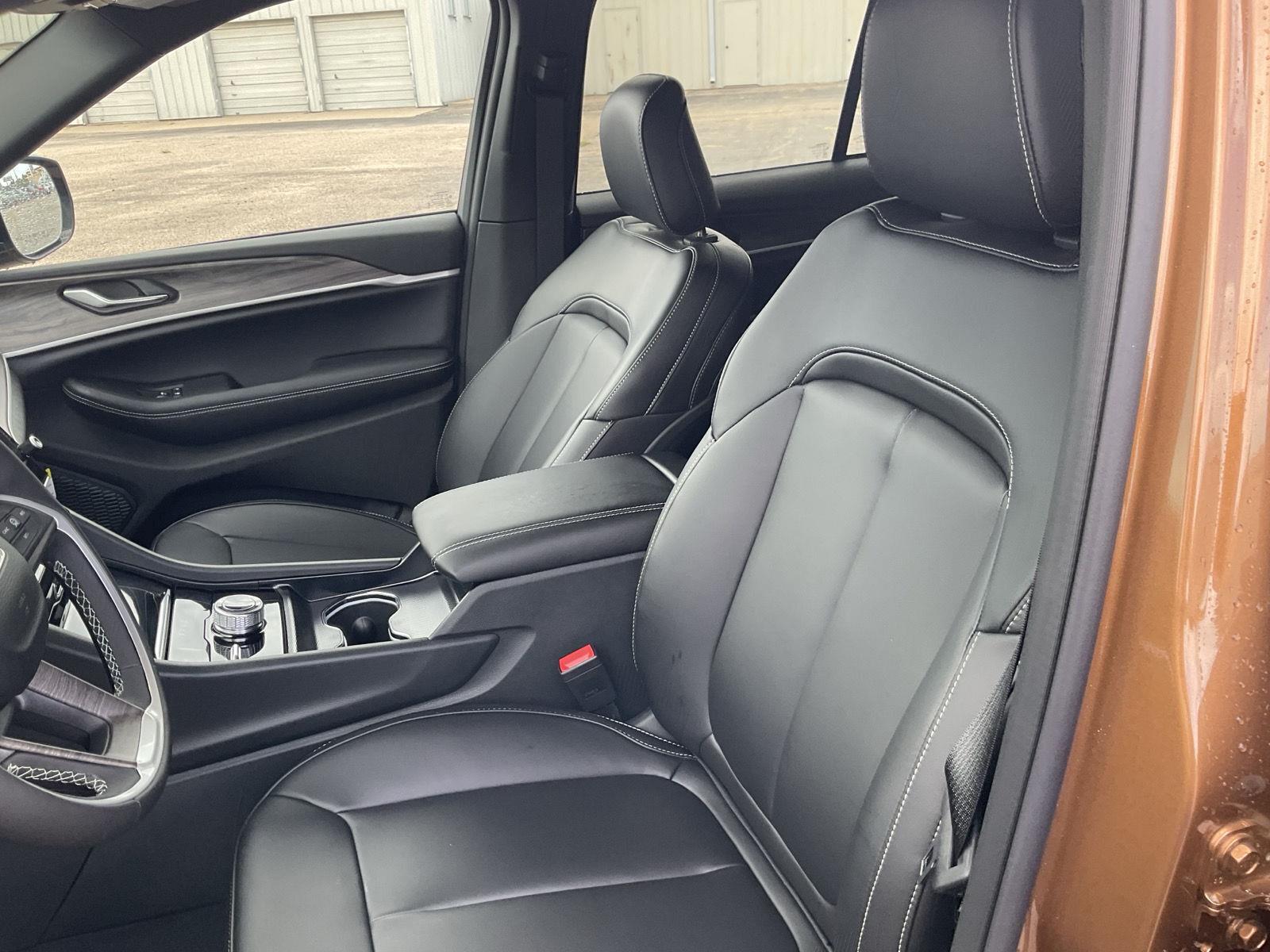 Vehicle photo 14
