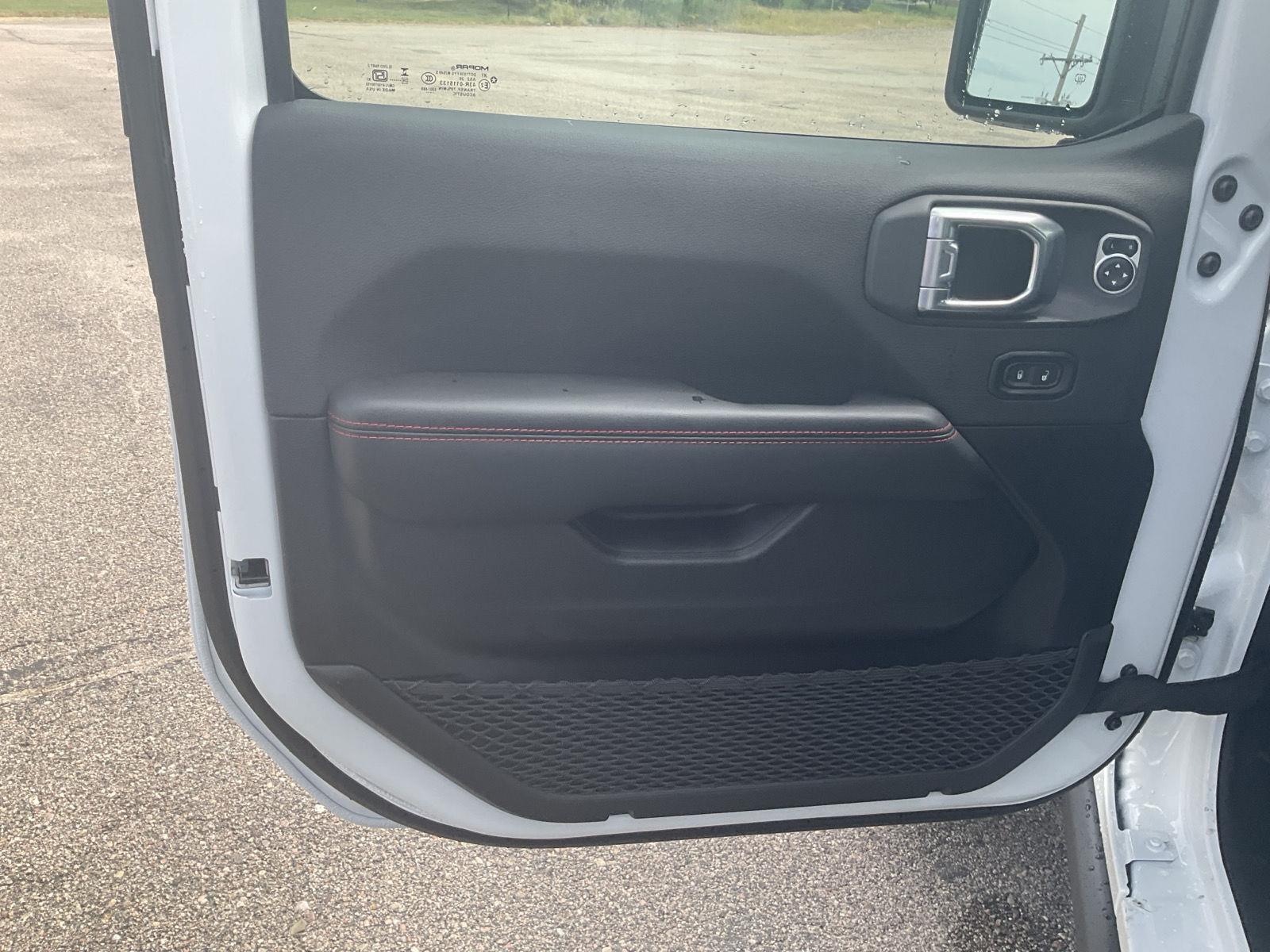 Vehicle photo 12