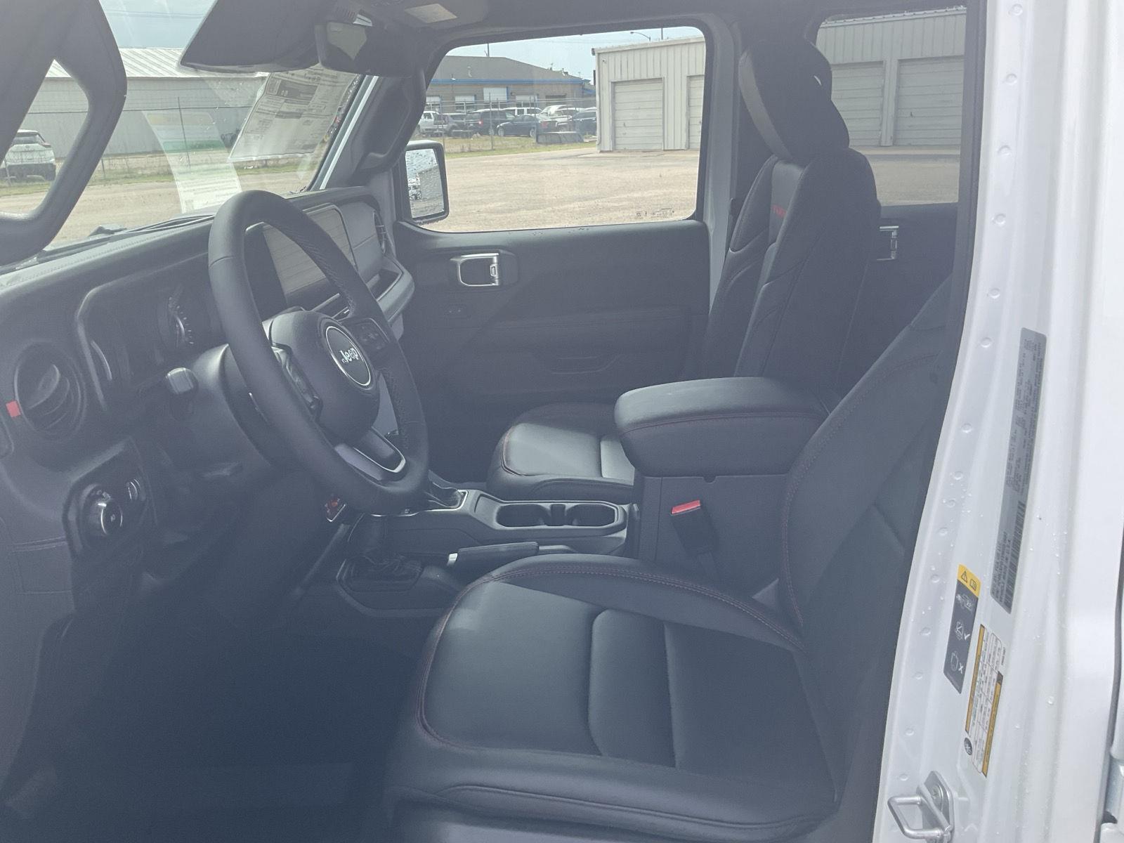 Vehicle photo 13