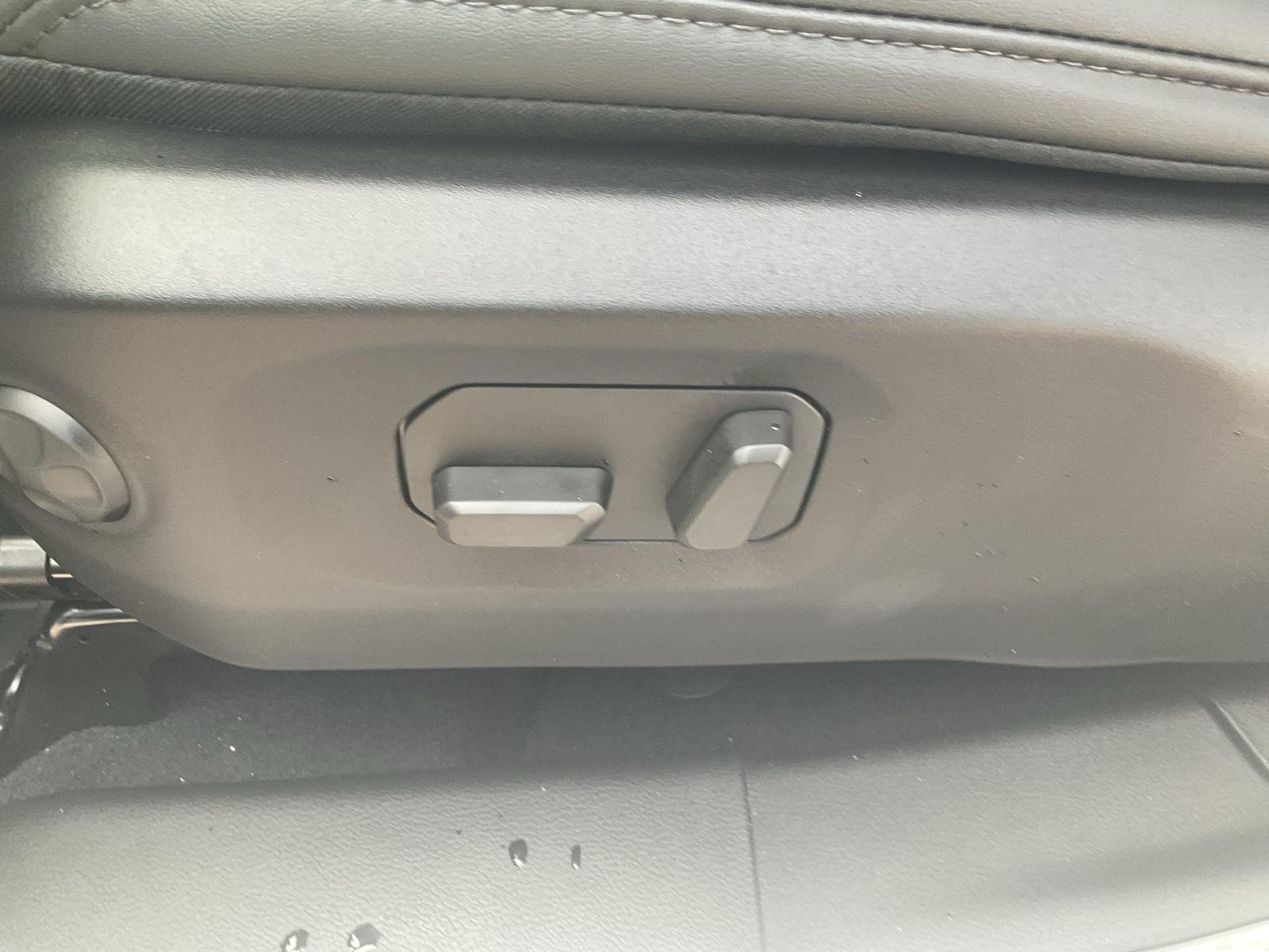 Vehicle photo 16
