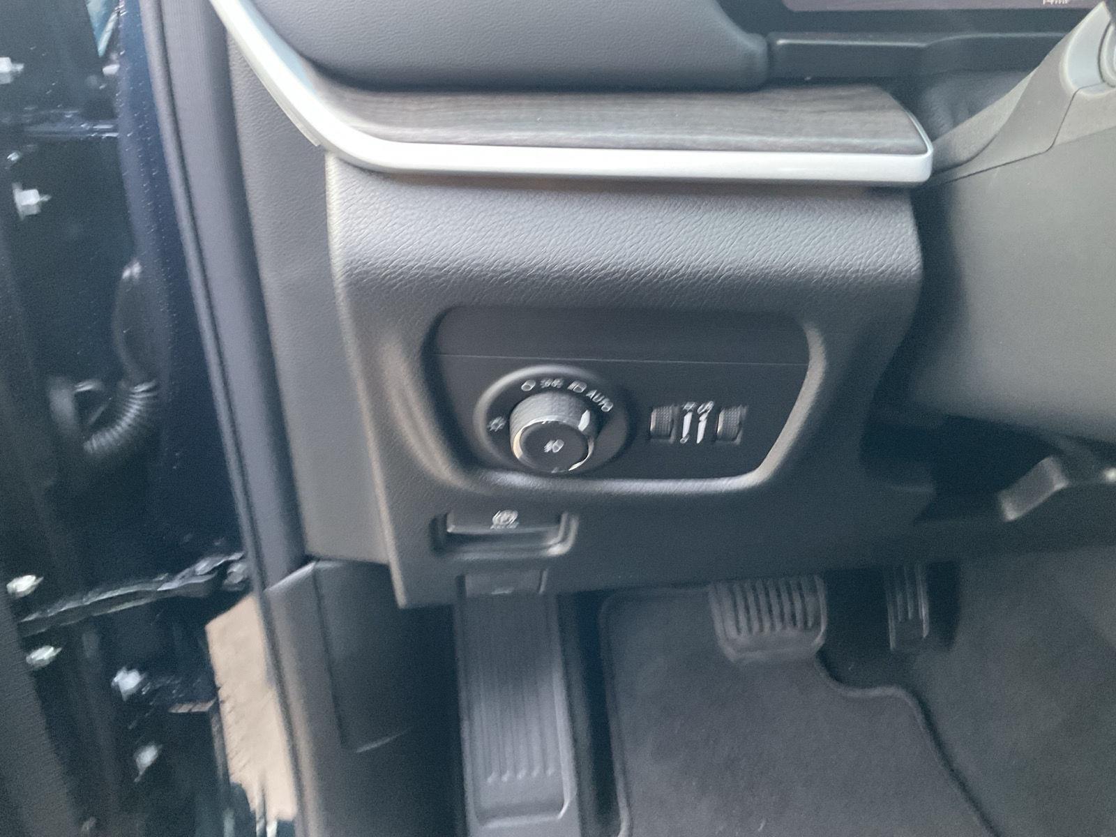 Vehicle photo 12