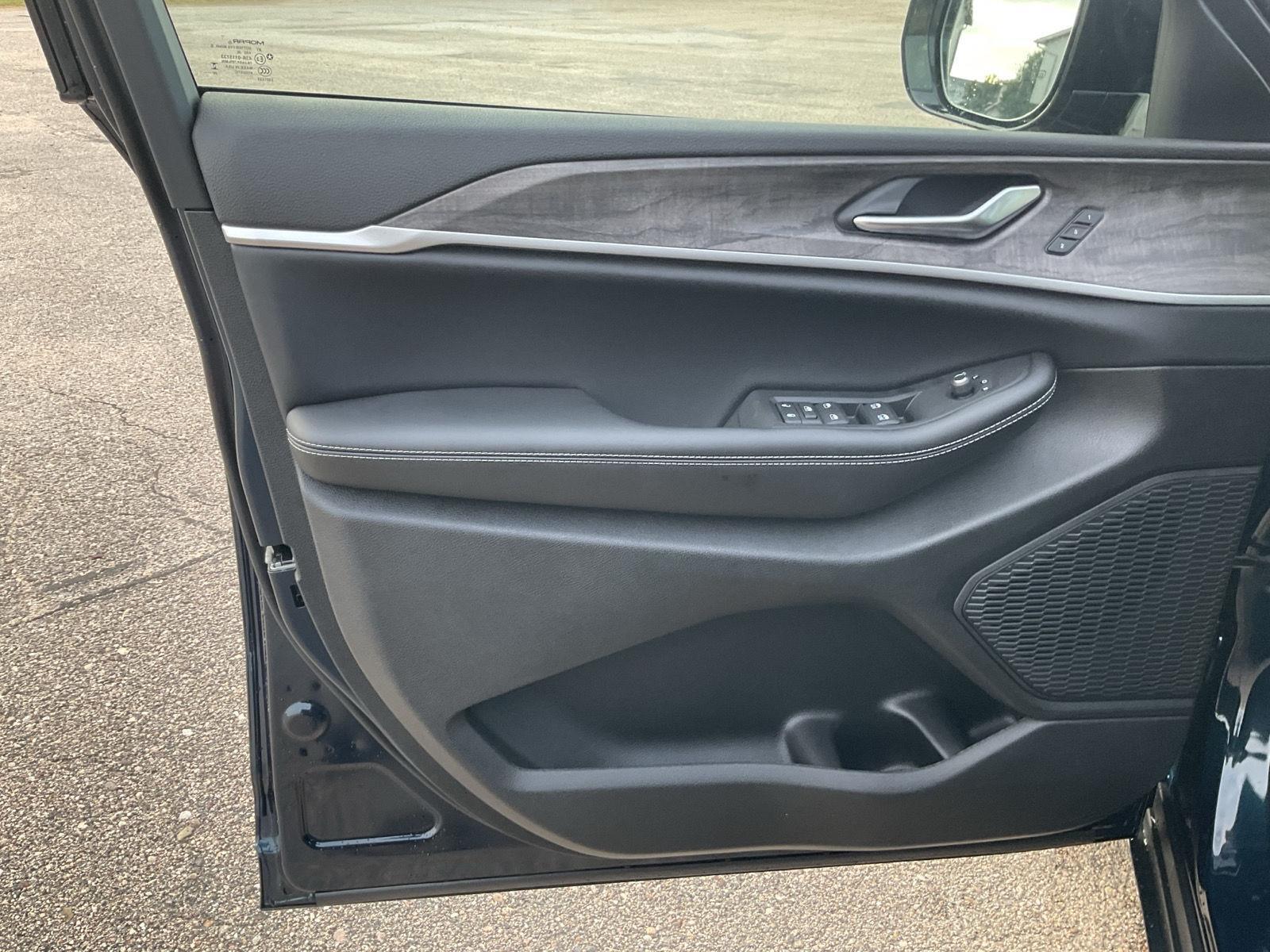 Vehicle photo 13