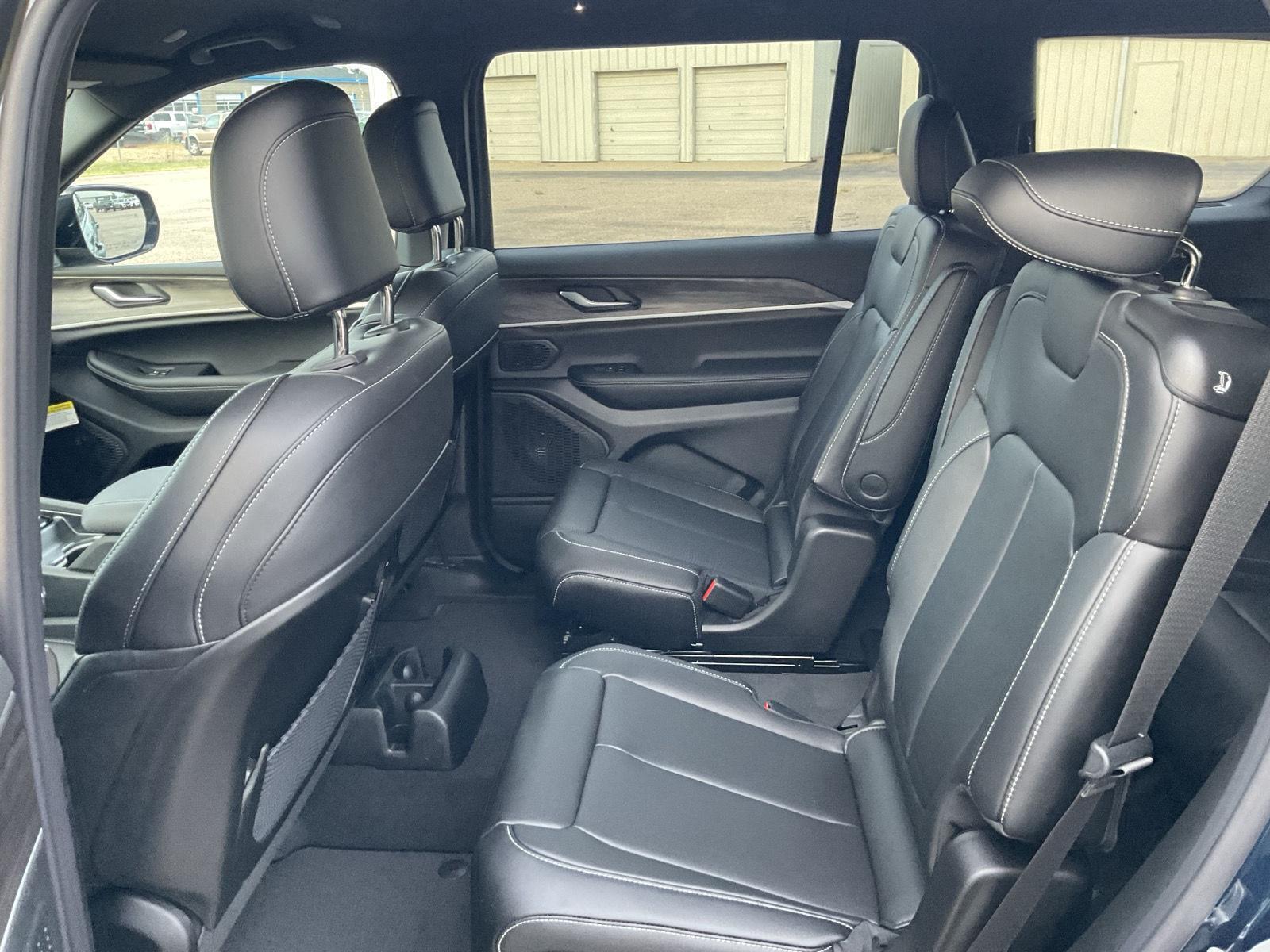 Vehicle photo 14