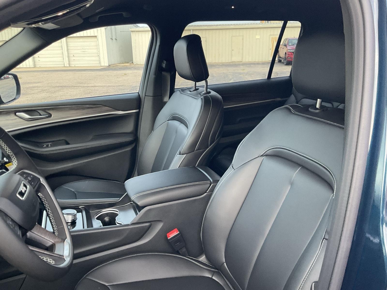 Vehicle photo 17