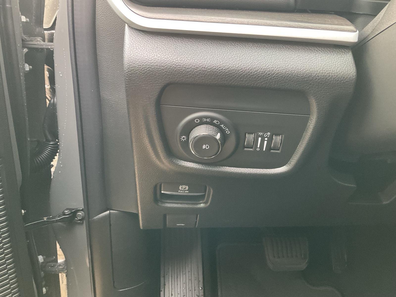 Vehicle photo 12