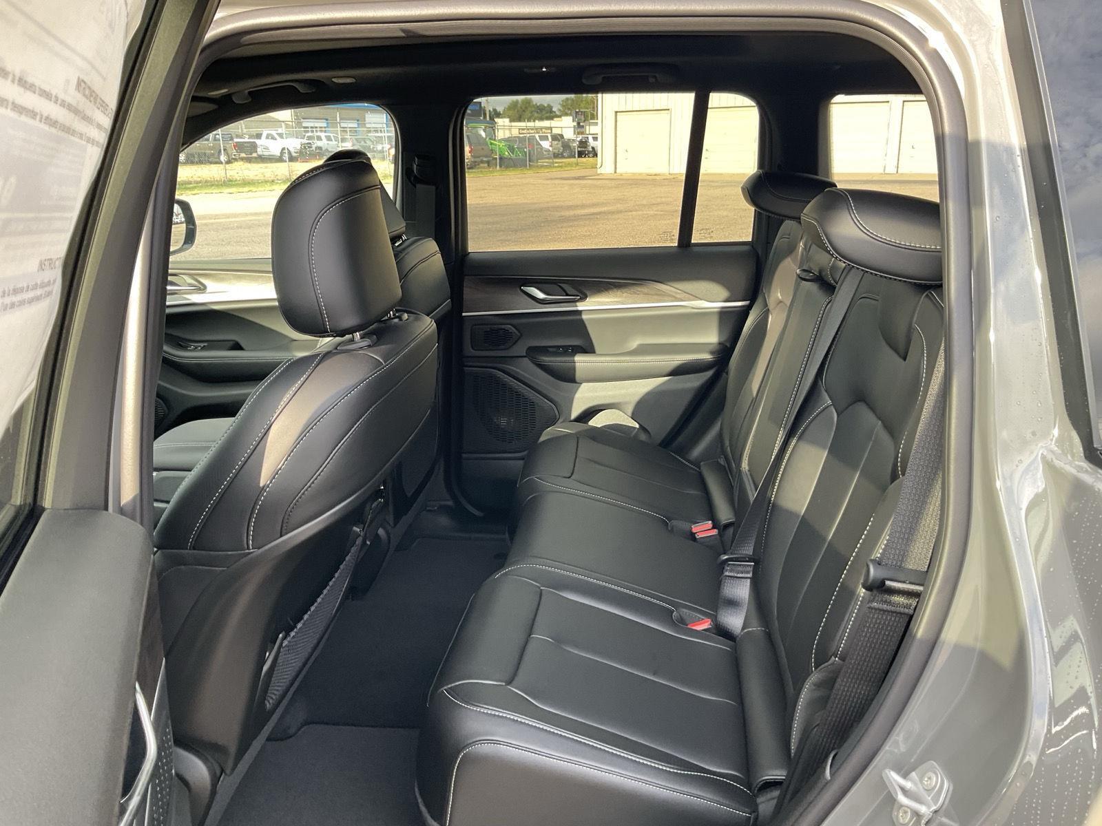 Vehicle photo 13