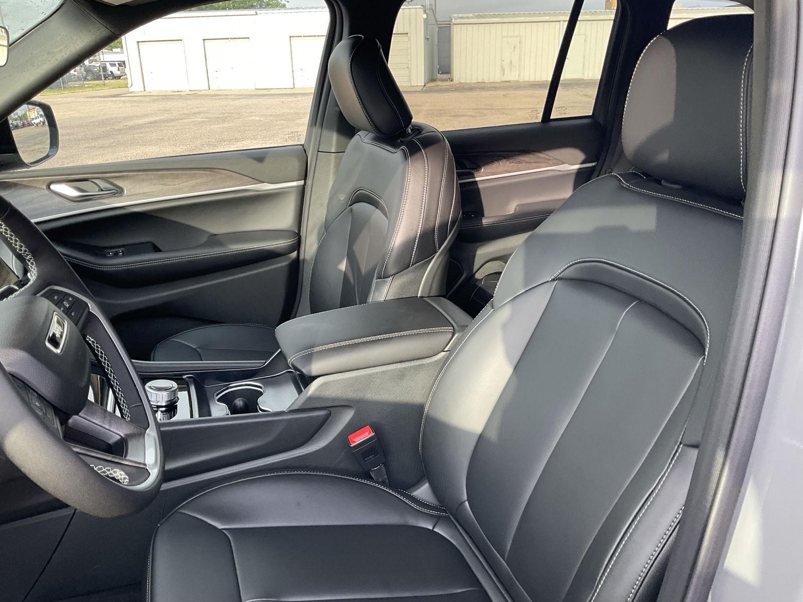 Vehicle photo 15