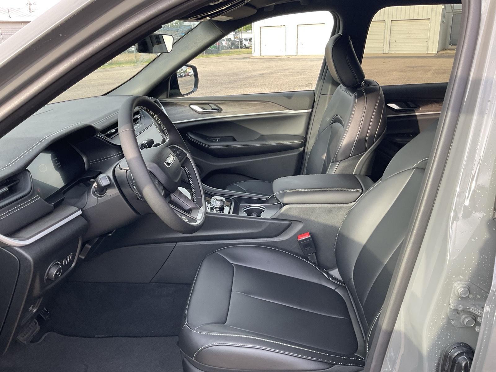 Vehicle photo 16