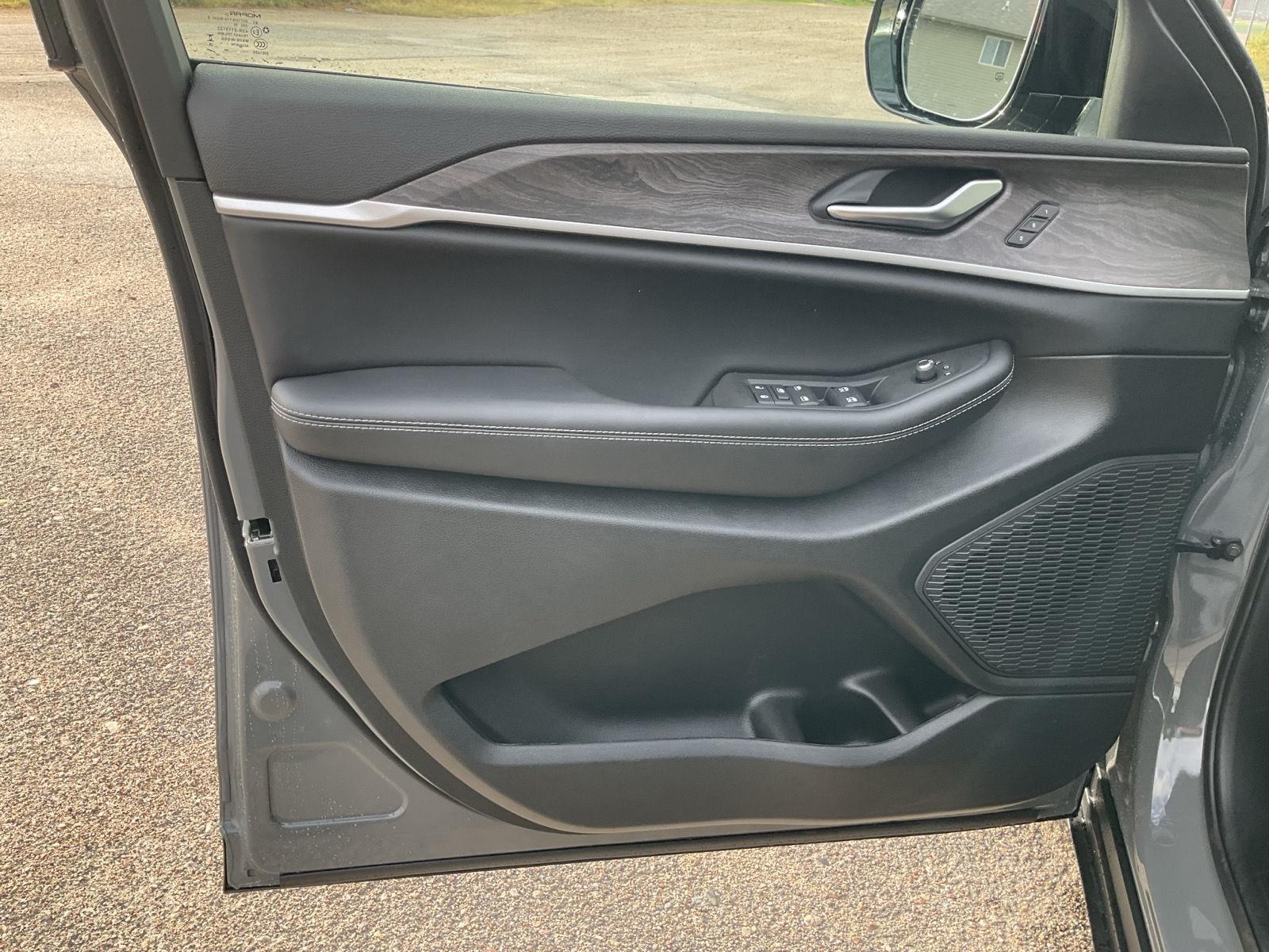 Vehicle photo 17