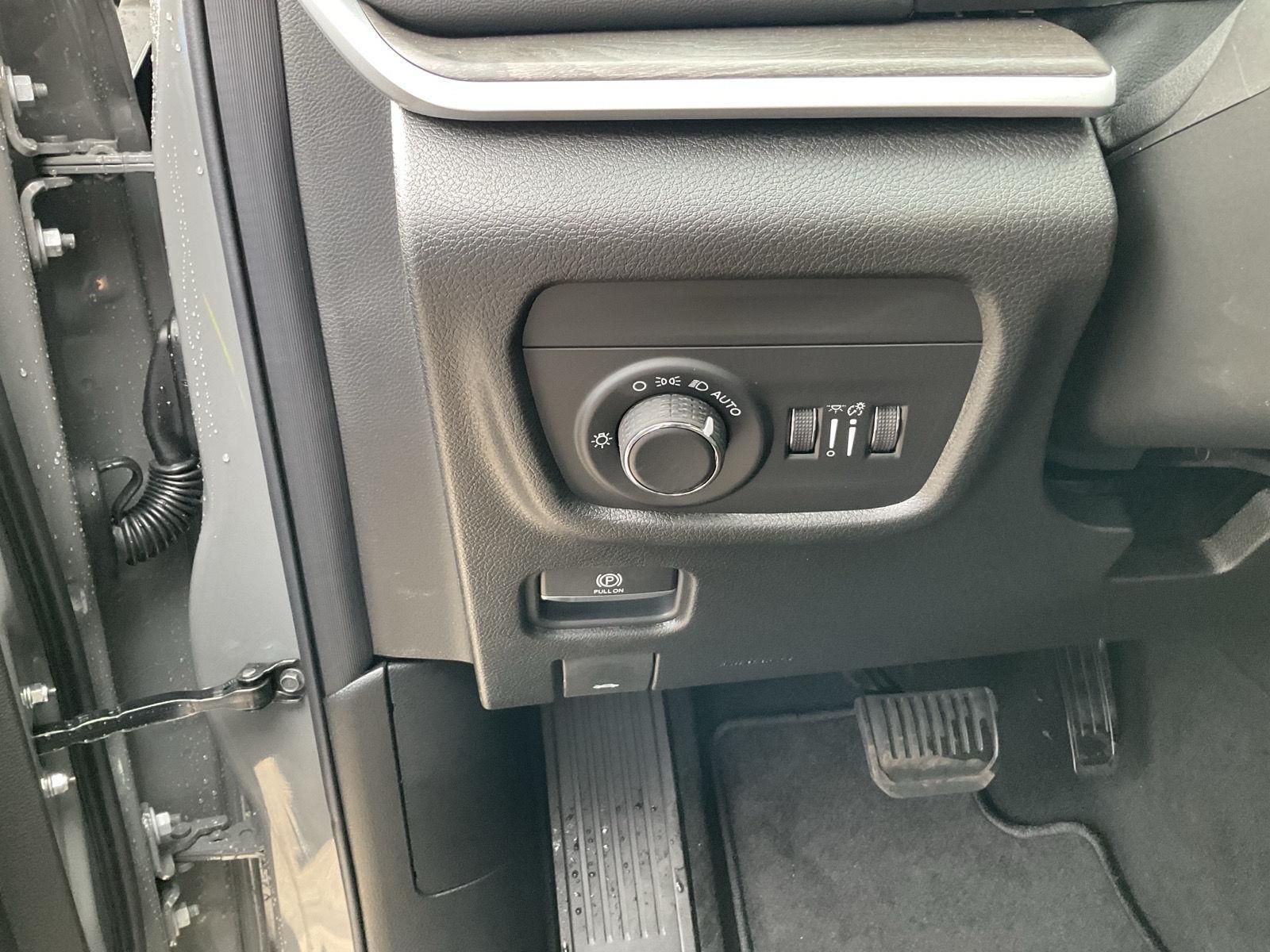 Vehicle photo 12