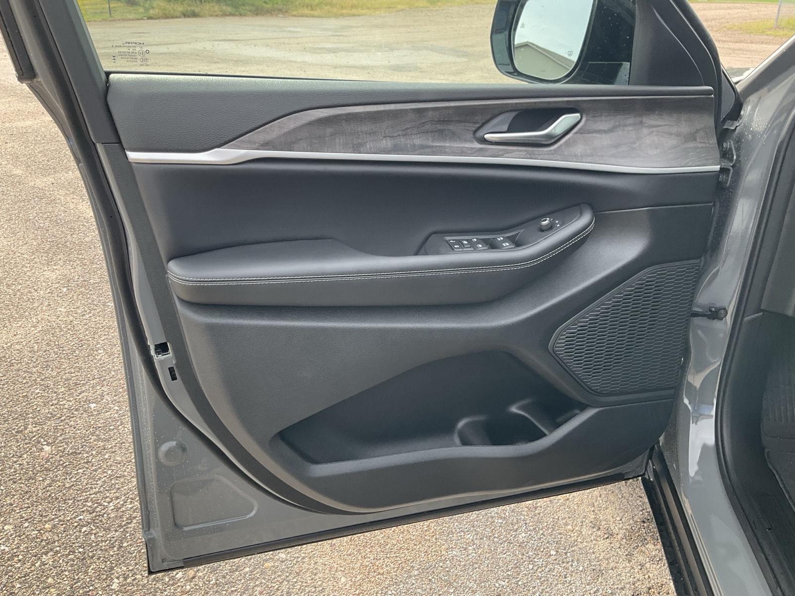 Vehicle photo 13