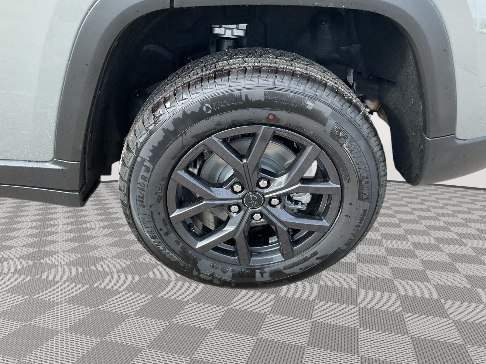 Vehicle photo 16