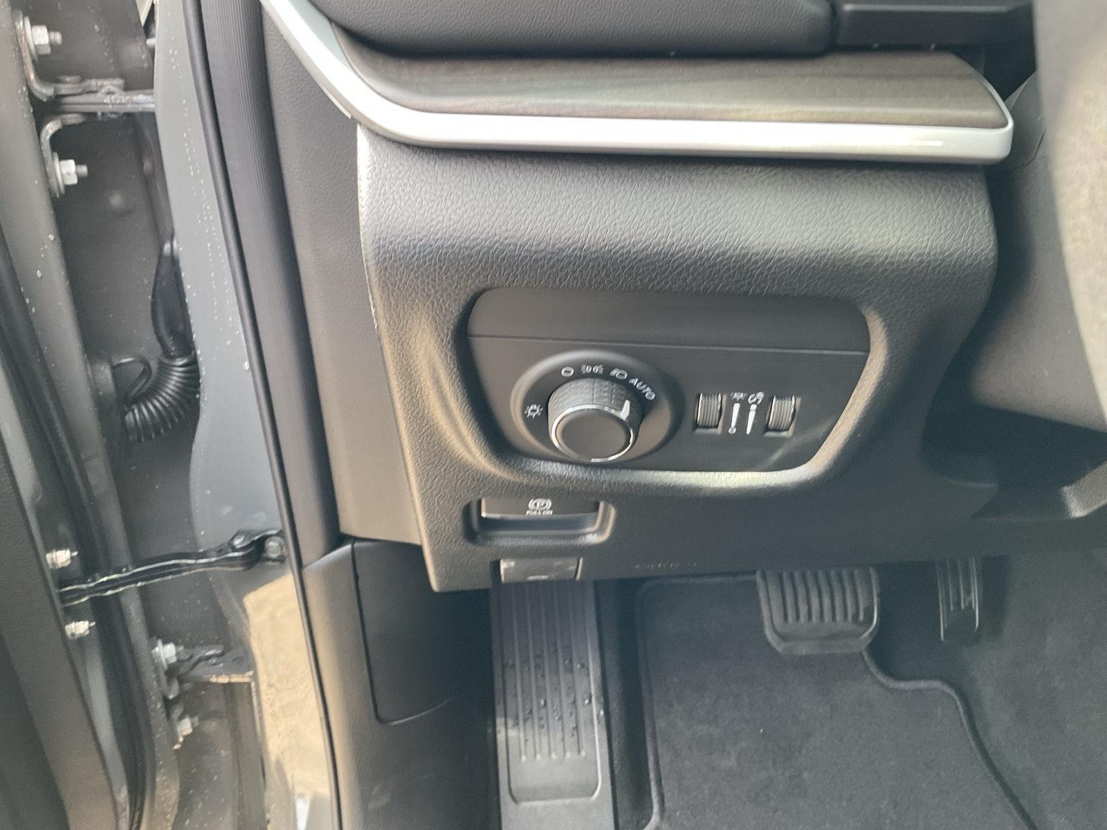 Vehicle photo 12