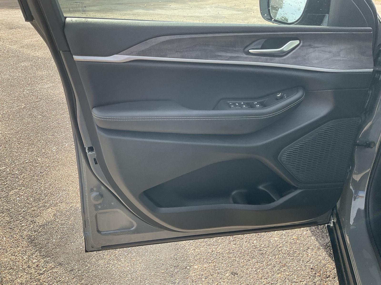 Vehicle photo 13