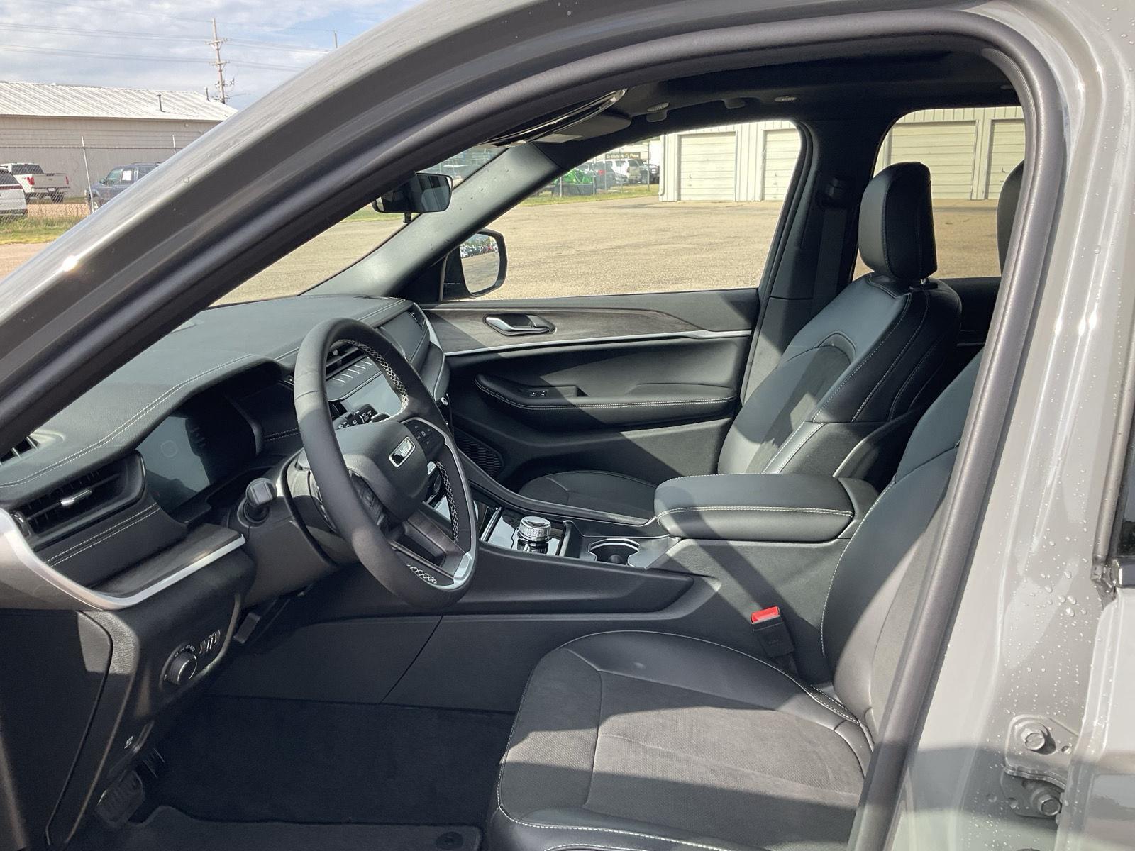 Vehicle photo 14