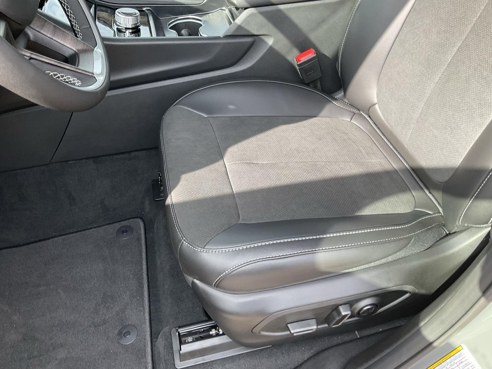 Vehicle photo 16