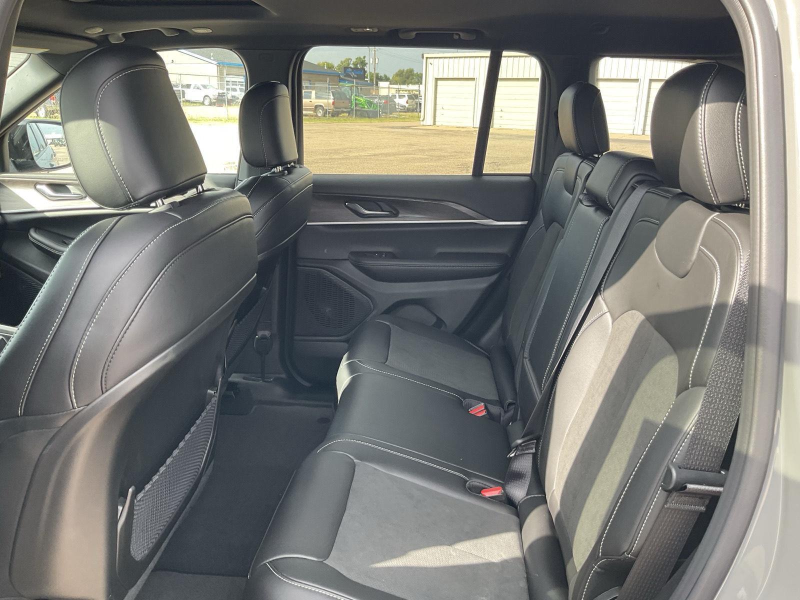 Vehicle photo 17