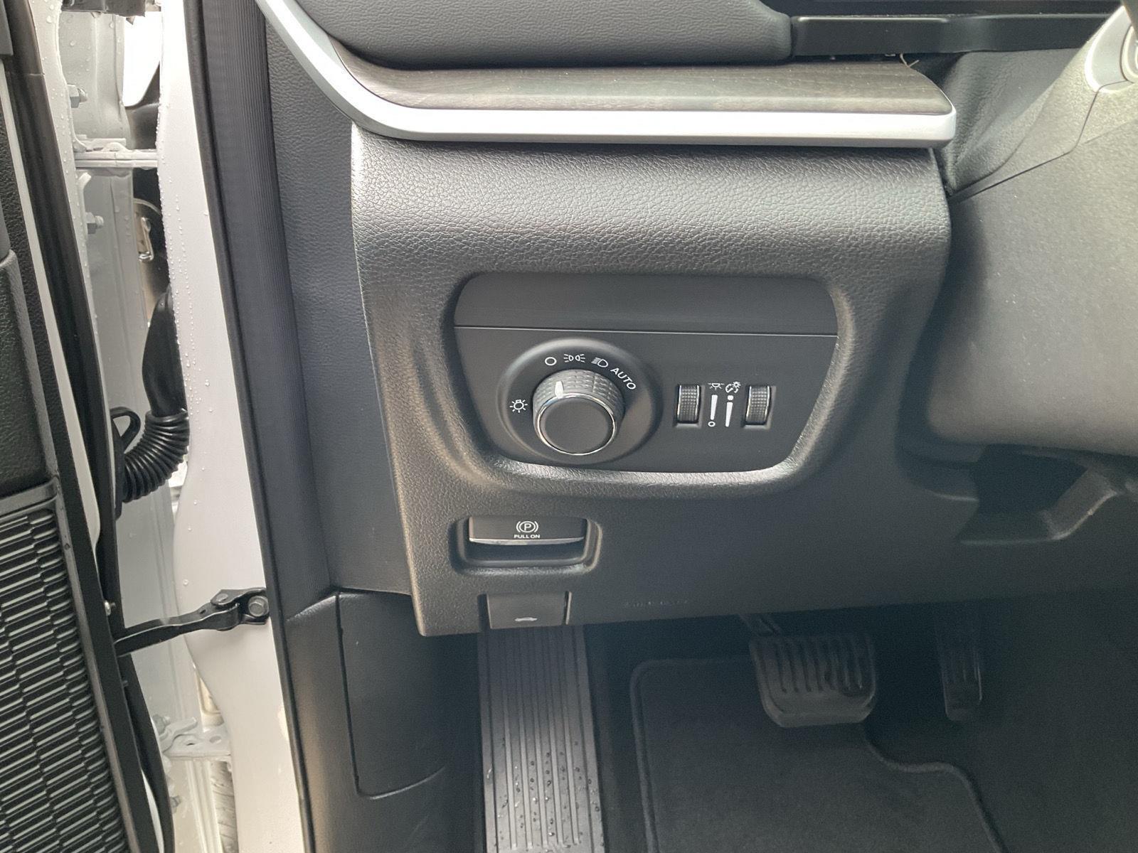 Vehicle photo 12