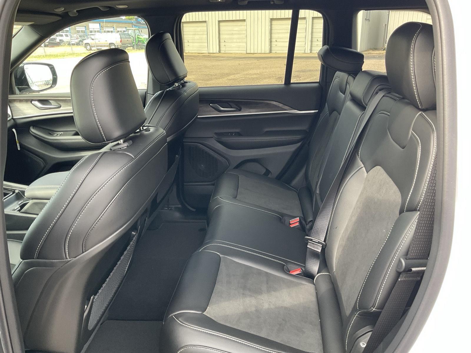 Vehicle photo 13