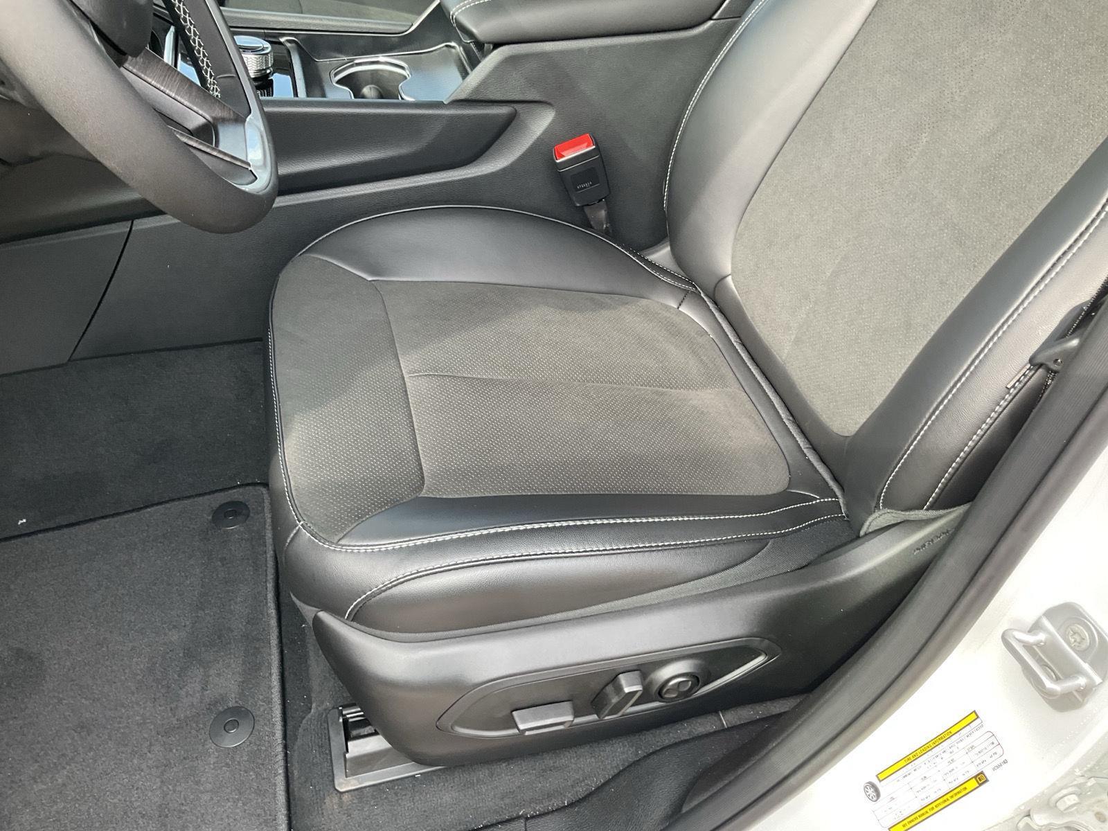 Vehicle photo 14