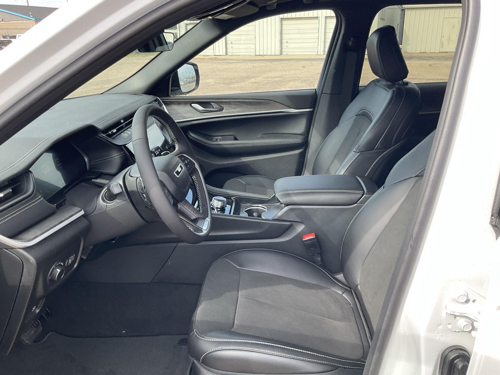 Vehicle photo 16