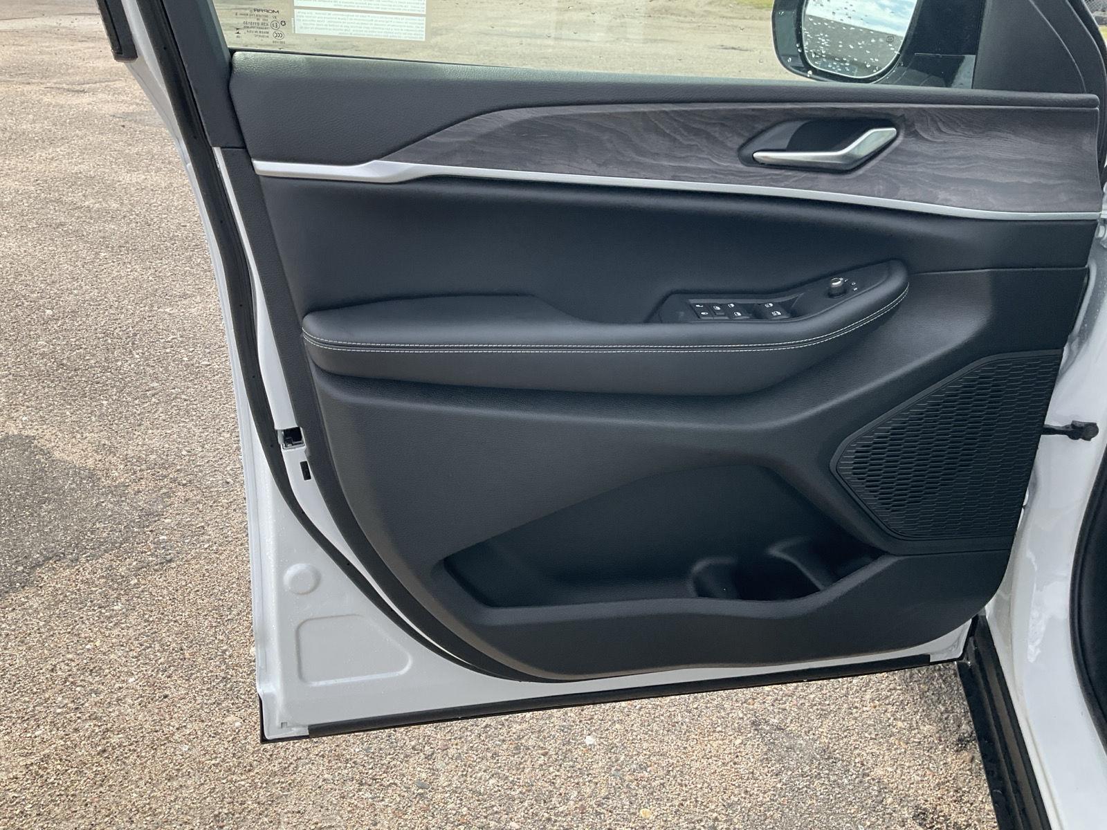 Vehicle photo 17